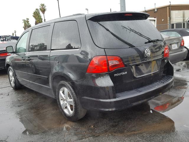 2V4RW3DG0BR802996 - 2011 VOLKSWAGEN ROUTAN SE BLACK photo 3