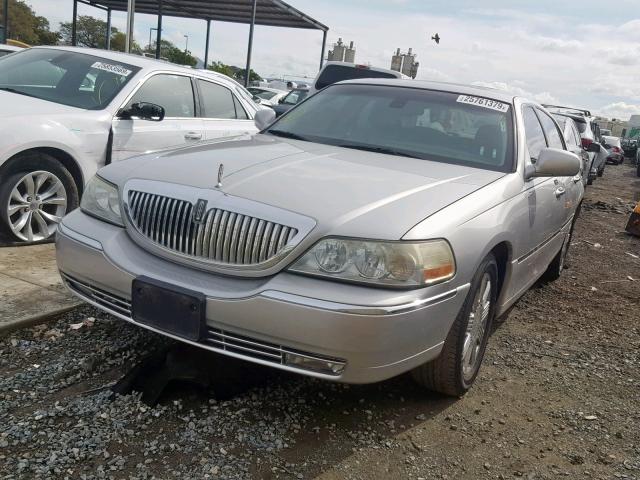 1LNHM83W03Y643004 - 2003 LINCOLN TOWN CAR C SILVER photo 2