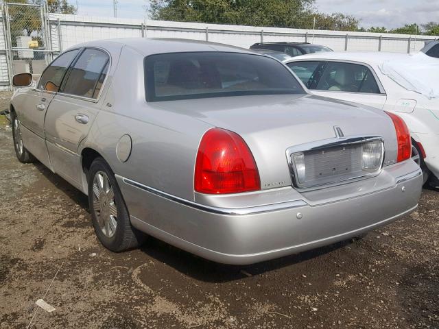 1LNHM83W03Y643004 - 2003 LINCOLN TOWN CAR C SILVER photo 3