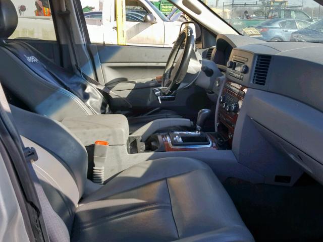 1J4HR58225C679720 - 2005 JEEP GRAND CHER GRAY photo 5