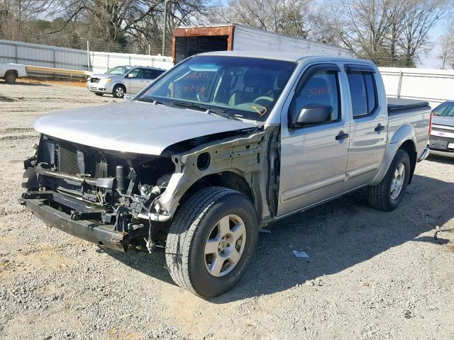 1N6AD07U26C430926 - 2006 NISSAN FRONTIER C SILVER photo 2