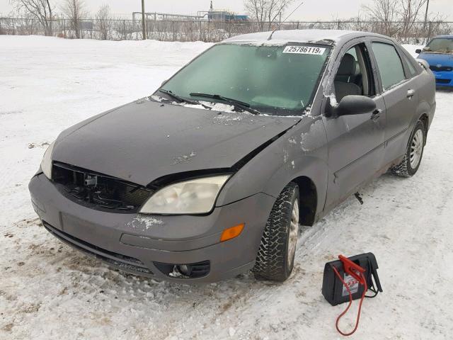 1FAFP34N45W222225 - 2005 FORD FOCUS ZX4 GRAY photo 2