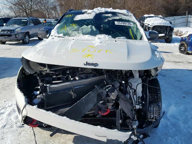 3C4NJDDB5JT316391 - 2018 JEEP COMPASS TR WHITE photo 9