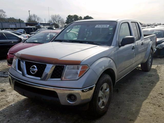 1N6AD09U37C418332 - 2007 NISSAN FRONTIER C SILVER photo 2