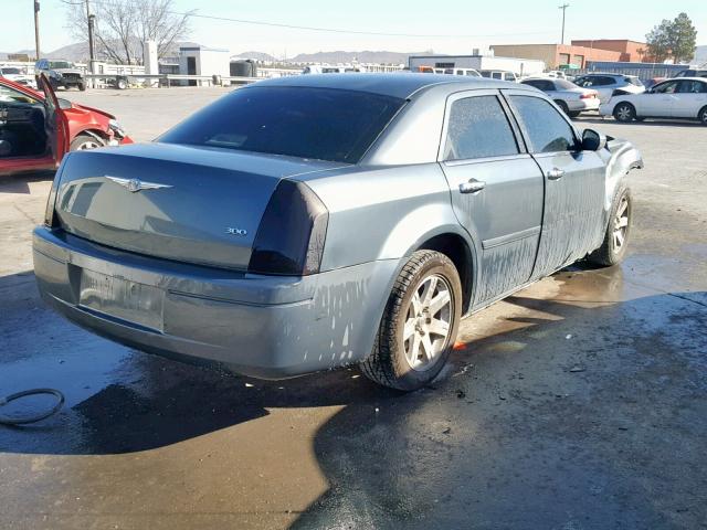 2C3JA43R05H138695 - 2005 CHRYSLER 300 GREEN photo 4