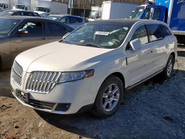 2LMHJ5AT1CBL53386 - 2012 LINCOLN MKT CREAM photo 2