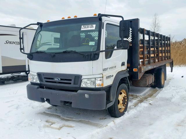 3FRLL45Z39V139338 - 2009 FORD LOW CAB FO WHITE photo 2