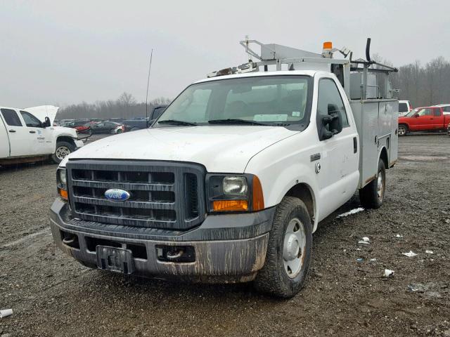 1FDSF30506EC11999 - 2006 FORD F350 SRW S WHITE photo 2