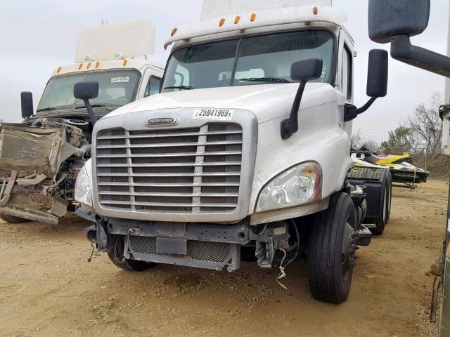 1FUJGEDV9CSBD3732 - 2012 FREIGHTLINER CASCADIA 1 WHITE photo 2