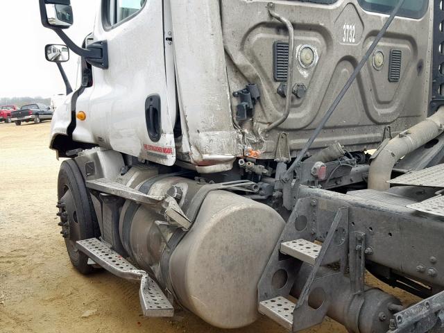 1FUJGEDV9CSBD3732 - 2012 FREIGHTLINER CASCADIA 1 WHITE photo 9