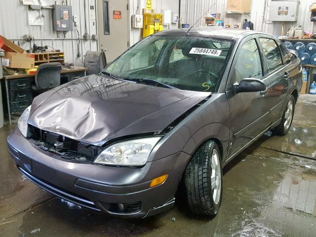 1FAHP34NX6W153390 - 2006 FORD FOCUS ZX4 GRAY photo 2