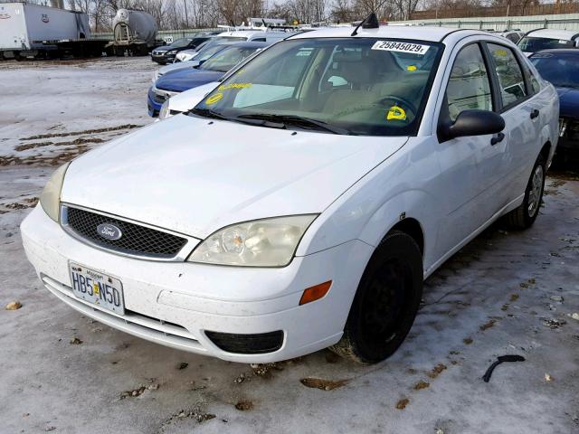 1FAHP34N67W294149 - 2007 FORD FOCUS ZX4 WHITE photo 2