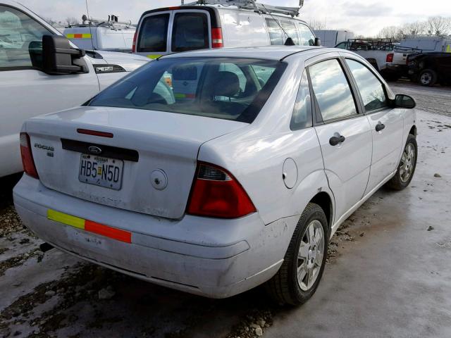 1FAHP34N67W294149 - 2007 FORD FOCUS ZX4 WHITE photo 4