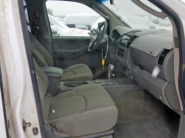 1N6AD07W75C463422 - 2005 NISSAN FRONTIER C WHITE photo 5