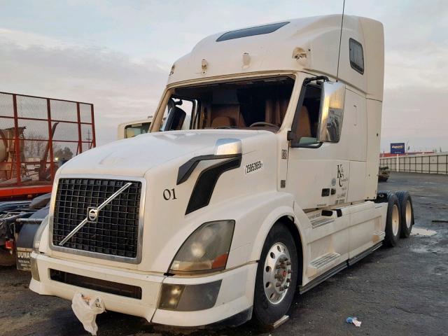 4V4NC9EJ1DN143474 - 2013 VOLVO VN VNL WHITE photo 2