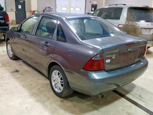 1FAHP34N87W255630 - 2007 FORD FOCUS ZX4 GRAY photo 3