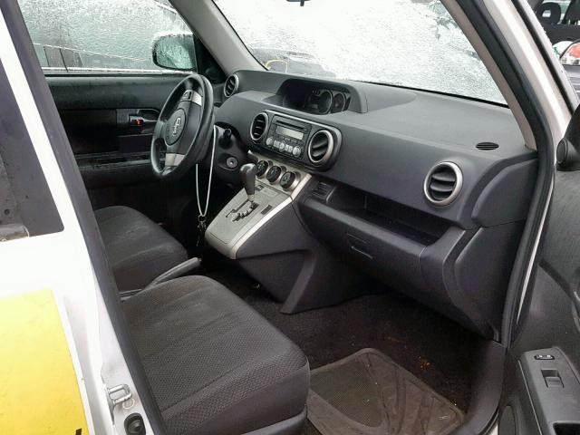 JTLKE50E591072665 - 2009 TOYOTA SCION XB WHITE photo 5