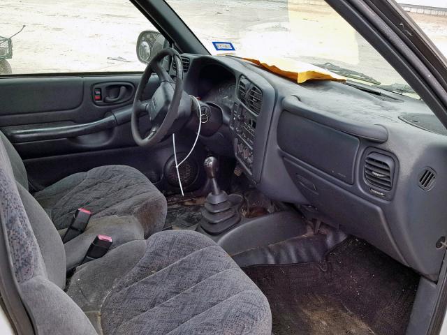 1GTCS195428241494 - 2002 GMC SONOMA WHITE photo 5