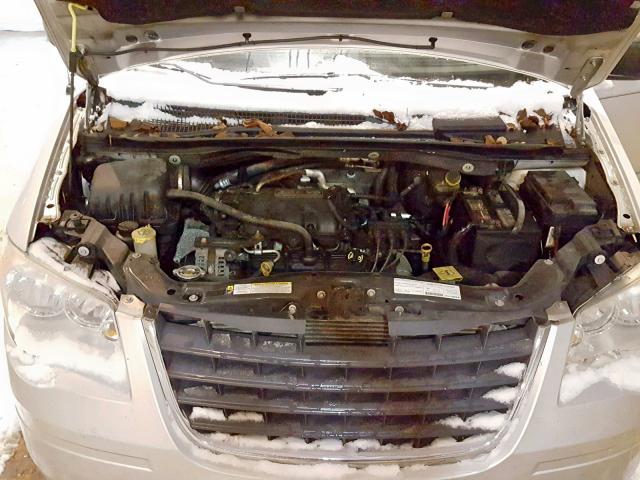 2A8HR44H48R814985 - 2008 CHRYSLER TOWN & COU SILVER photo 7