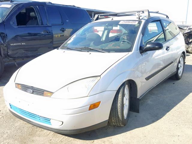 3FAFP3135YR218677 - 2000 FORD FOCUS ZX3 SILVER photo 2