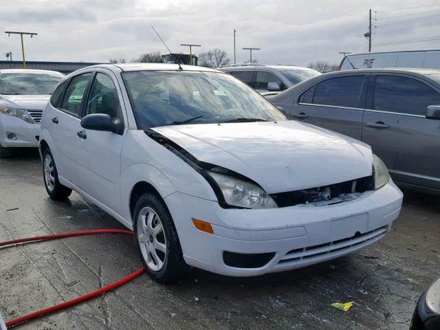 3FAFP37N85R111563 - 2005 FORD FOCUS ZX5 WHITE photo 1