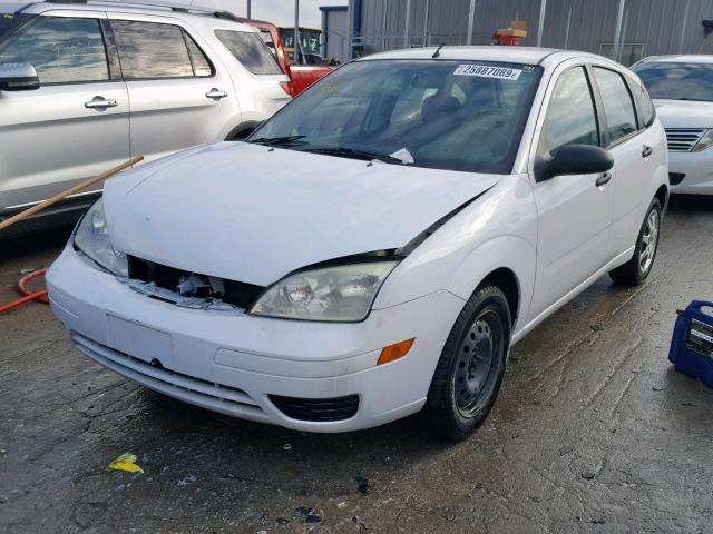 3FAFP37N85R111563 - 2005 FORD FOCUS ZX5 WHITE photo 2