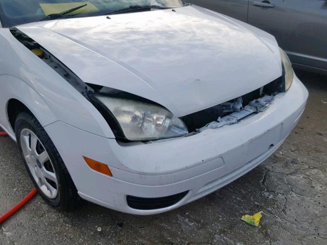 3FAFP37N85R111563 - 2005 FORD FOCUS ZX5 WHITE photo 9