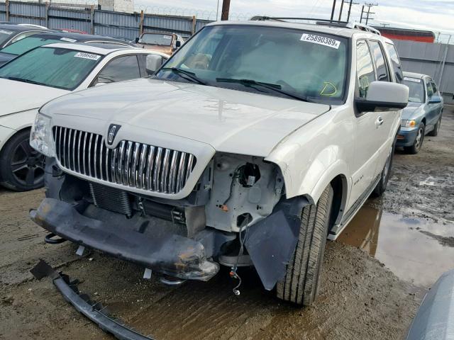 5LMFU27546LJ07256 - 2006 LINCOLN NAVIGATOR Ақ фото 2