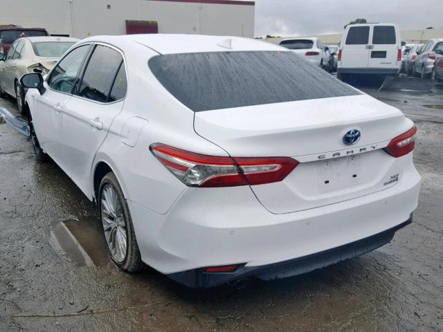 4T1B21HK0JU004652 - 2018 TOYOTA CAMRY HYBR WHITE photo 3