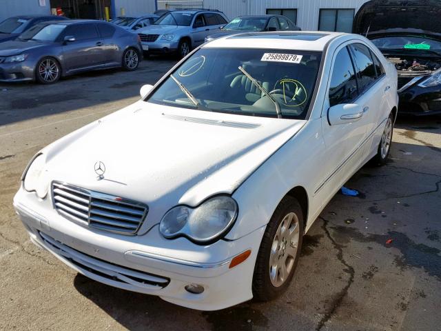 WDBRF61J05A701850 - 2005 MERCEDES-BENZ C 240 WHITE photo 2