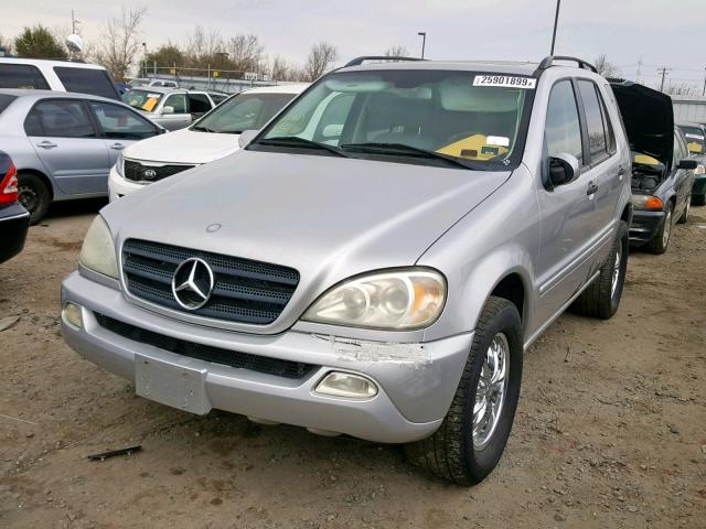 4JGAB54E92A335655 - 2002 MERCEDES-BENZ ML 320 SILVER photo 2