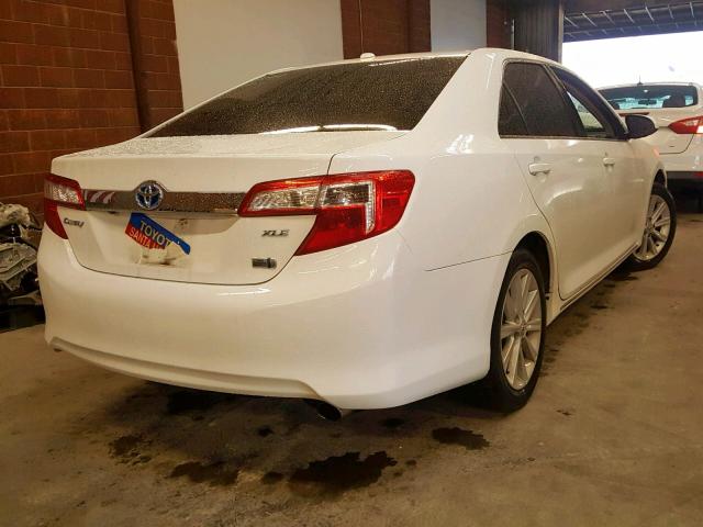 4T1BD1FK8EU105702 - 2014 TOYOTA CAMRY HYBR WHITE photo 4