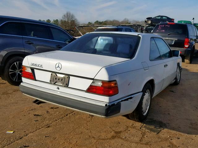 WDBEA51D6LB069851 - 1990 MERCEDES-BENZ 300 CE WHITE photo 4