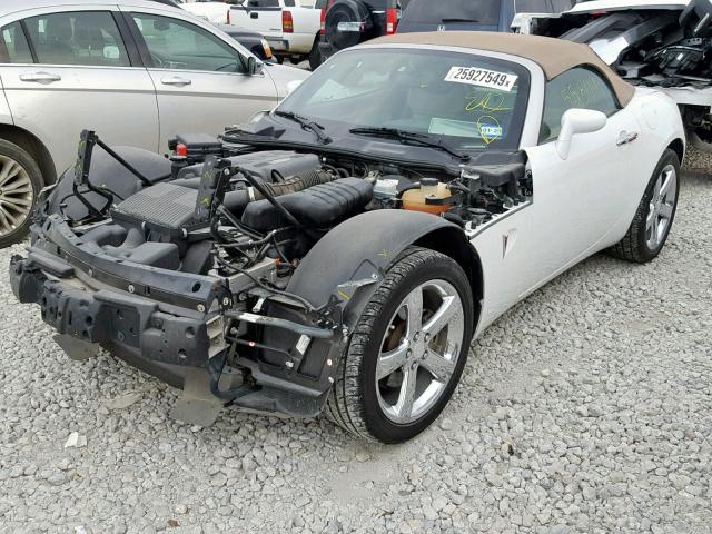 1G2MC35B78Y115569 - 2008 PONTIAC SOLSTICE WHITE photo 2