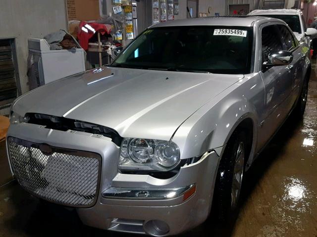 2C3AA63H35H528287 - 2005 CHRYSLER 300C SILVER photo 2