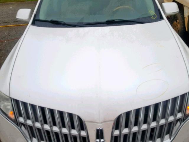 2LMHJ5AT6ABJ08306 - 2010 LINCOLN MKT WHITE photo 9