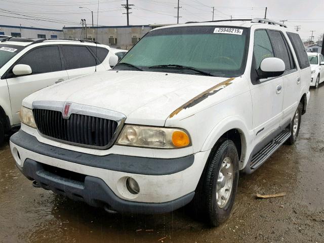 5LMFU28L4WLJ06329 - 1998 LINCOLN NAVIGATOR WHITE photo 2