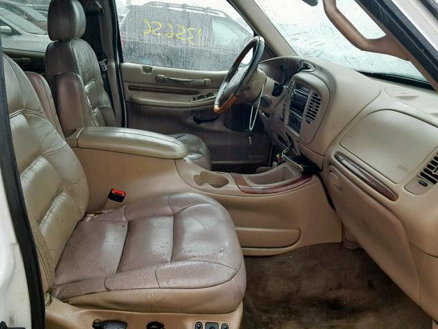 5LMFU28L4WLJ06329 - 1998 LINCOLN NAVIGATOR WHITE photo 5