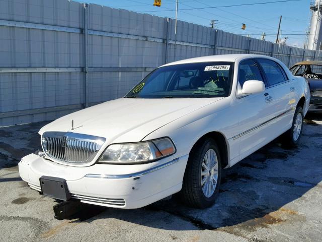 1LNHM81W33Y622571 - 2003 LINCOLN TOWN CAR E WHITE photo 2