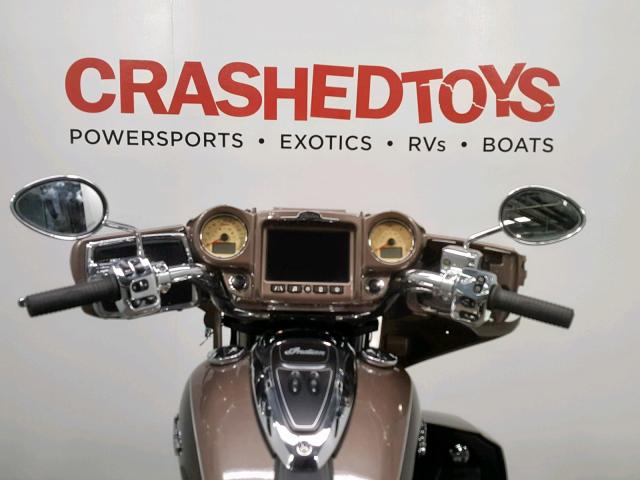 56KTRAAAXJ3368096 - 2018 INDIAN MOTORCYCLE CO. ROADMASTER BROWN photo 8