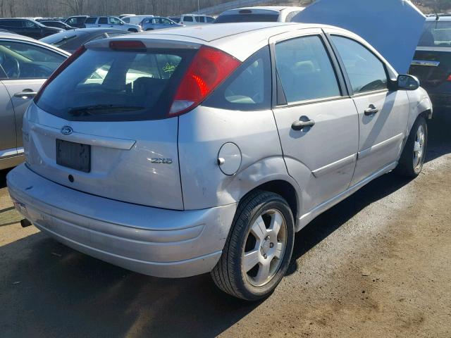 3FAFP37NX5R156018 - 2005 FORD FOCUS ZX5 GRAY photo 4