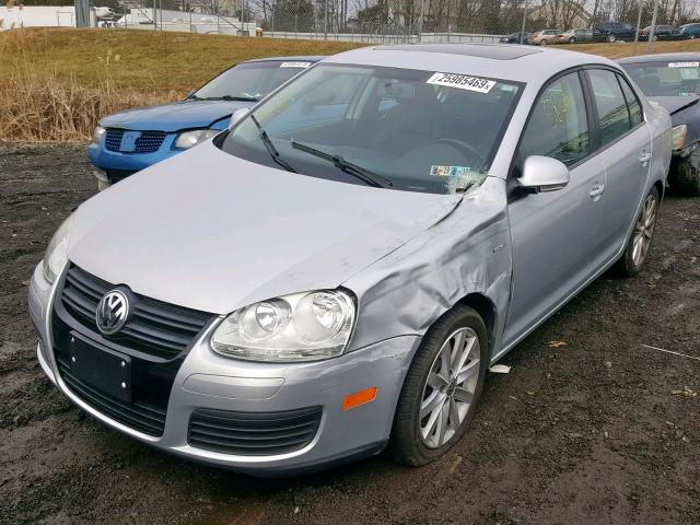 3VWRA7AJ9AM061542 - 2010 VOLKSWAGEN JETTA WOLF SILVER photo 2