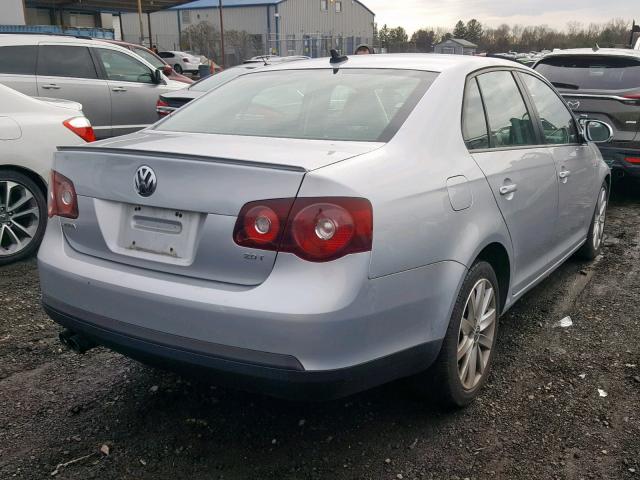 3VWRA7AJ9AM061542 - 2010 VOLKSWAGEN JETTA WOLF SILVER photo 4