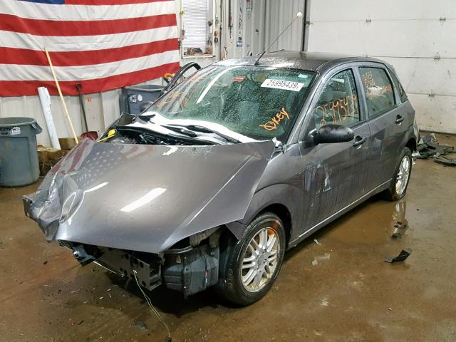 1FAHP34NX7W255791 - 2007 FORD FOCUS ZX4 GRAY photo 2