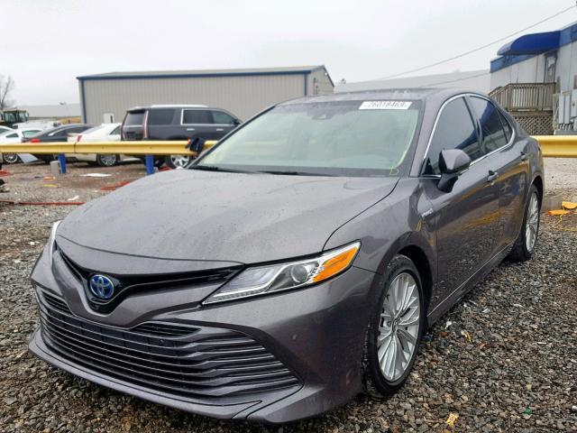 4T1B21HK8JU002387 - 2018 TOYOTA CAMRY HYBR GRAY photo 2