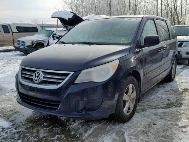 2V4RW3D15AR262765 - 2010 VOLKSWAGEN ROUTAN SE BLUE photo 2