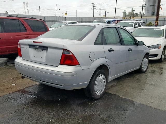 1FAFP34N37W363581 - 2007 FORD FOCUS ZX4 SILVER photo 4