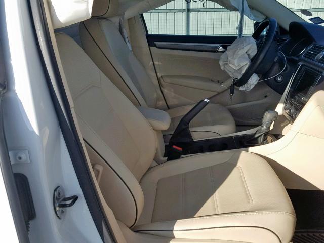 1VWDT7A33HC001788 - 2017 VOLKSWAGEN PASSAT R-L WHITE photo 5