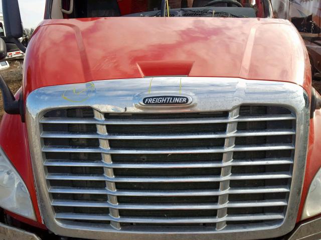 1FVHGBDV8DSBZ6559 - 2013 FREIGHTLINER CASCADIA 1 RED photo 7