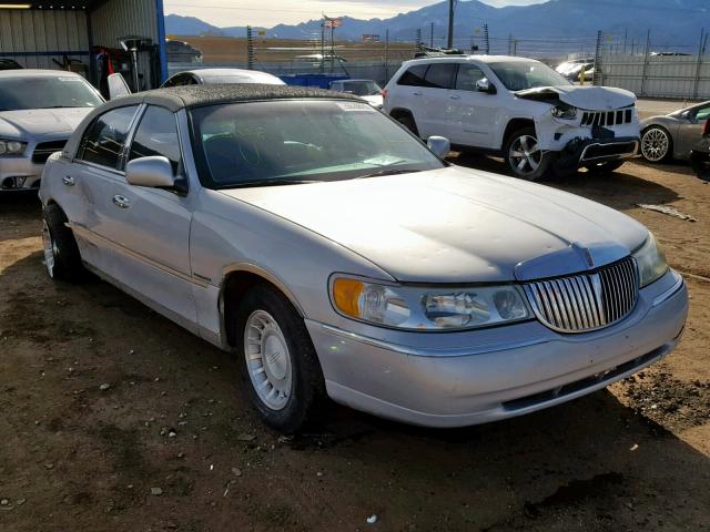 1LNHM81W71Y732570 - 2001 LINCOLN TOWN CAR E SILVER photo 1